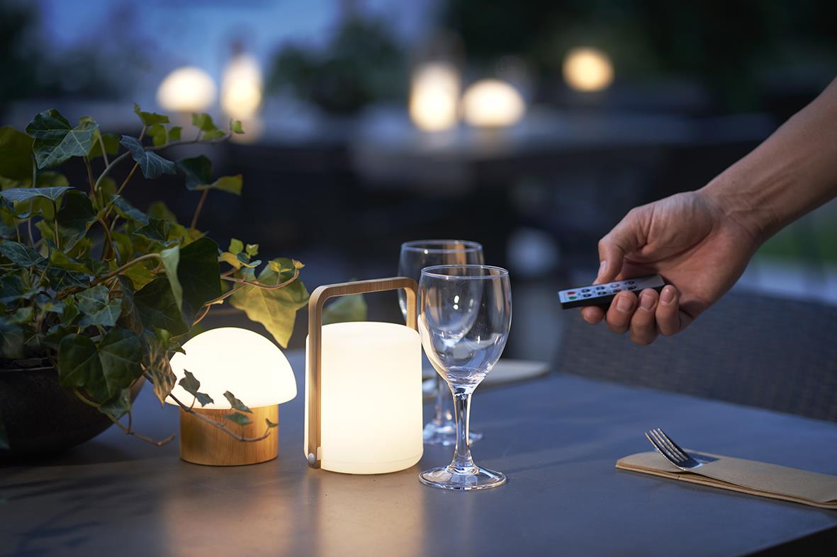 Ljushållare LED Duni Sibling Bambu på bord med glas och bestick vid kvällstid