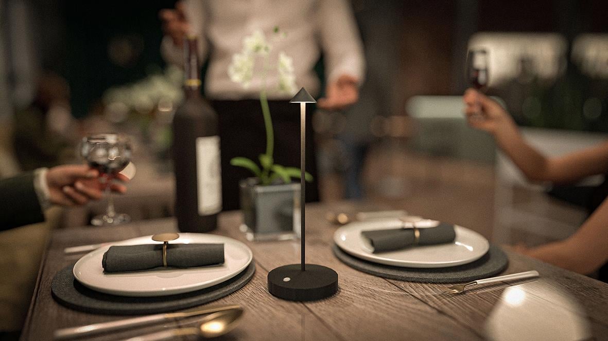 Bord med LED-lampa Securit Angelina i svart, dukade för middag