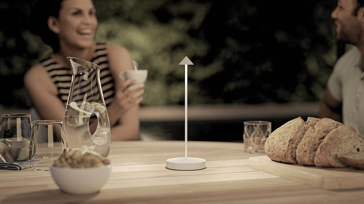 Bordslampa LED Securit Angelina Vit på ett bord med bröd och drycker, utomhusmiljö