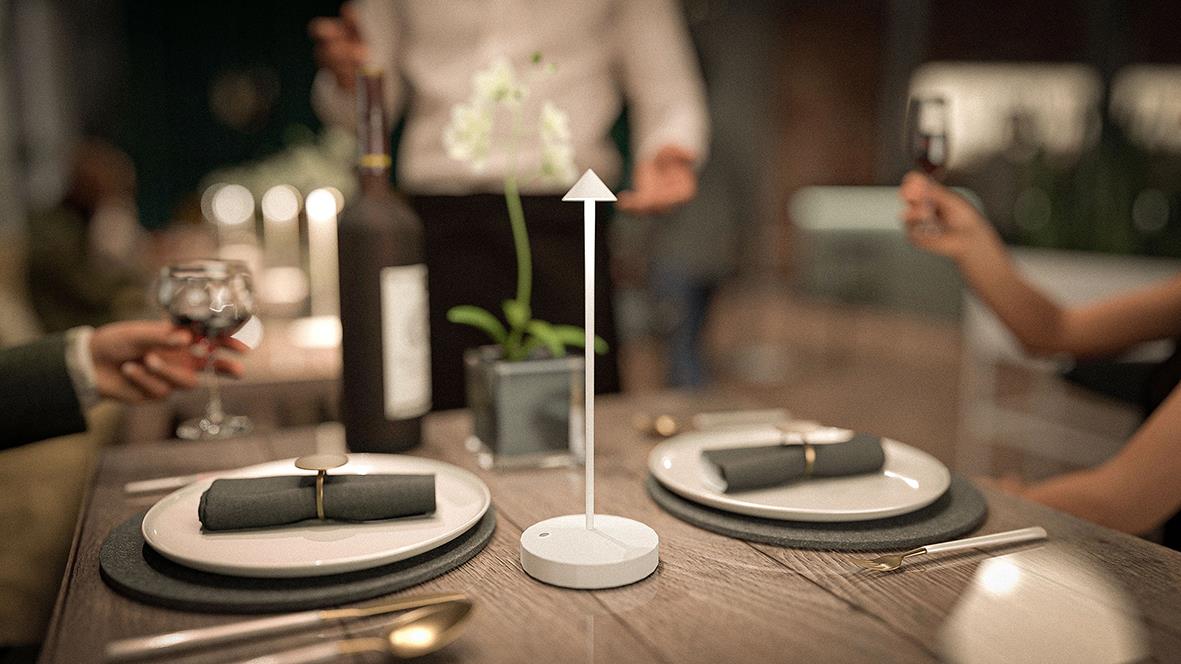 Bordslampa LED Securit Angelina Vit på ett bord med tallrikar och bestick, personer i bakgrunden