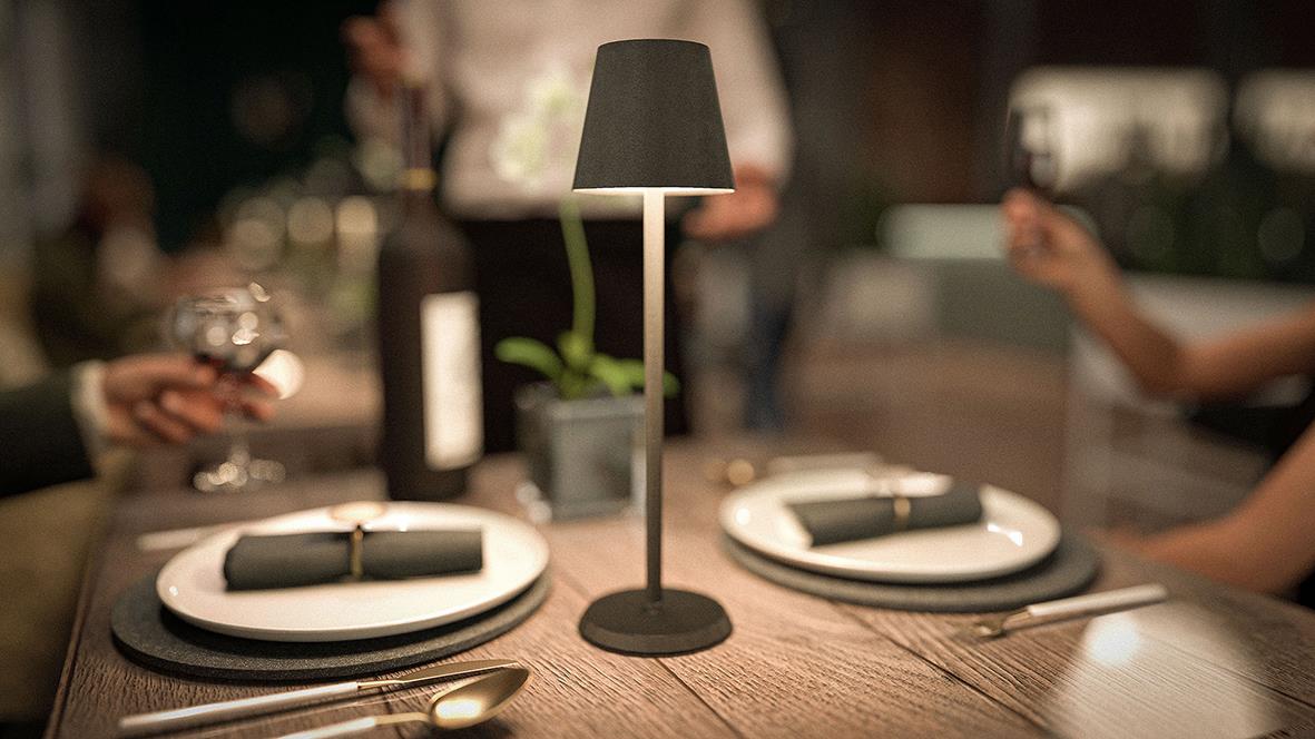 Bordslampa LED Securit Feline Svart på ett middagsbord med tallrikar och bestick