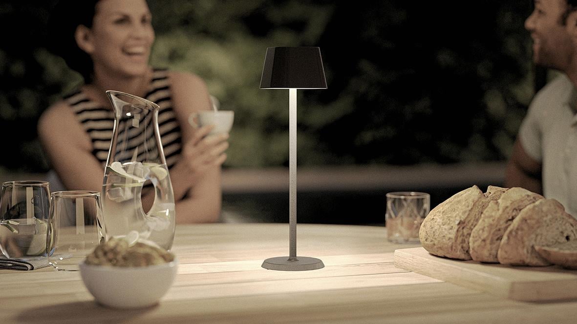 Bordslampa LED Securit Georgina Svart på ett bord med bröd och drycker, utomhus