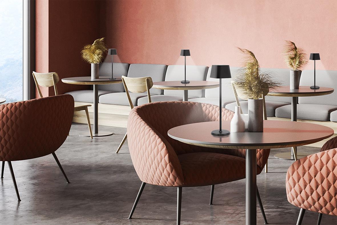 Bordslampa LED Securit Georgina Svart på ett bord i ett modernt café eller restaurang.