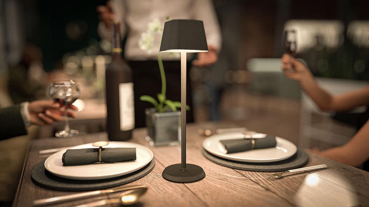 Bordslampa LED Securit Georgina Svart på ett middagsbord med tallrikar och bestick