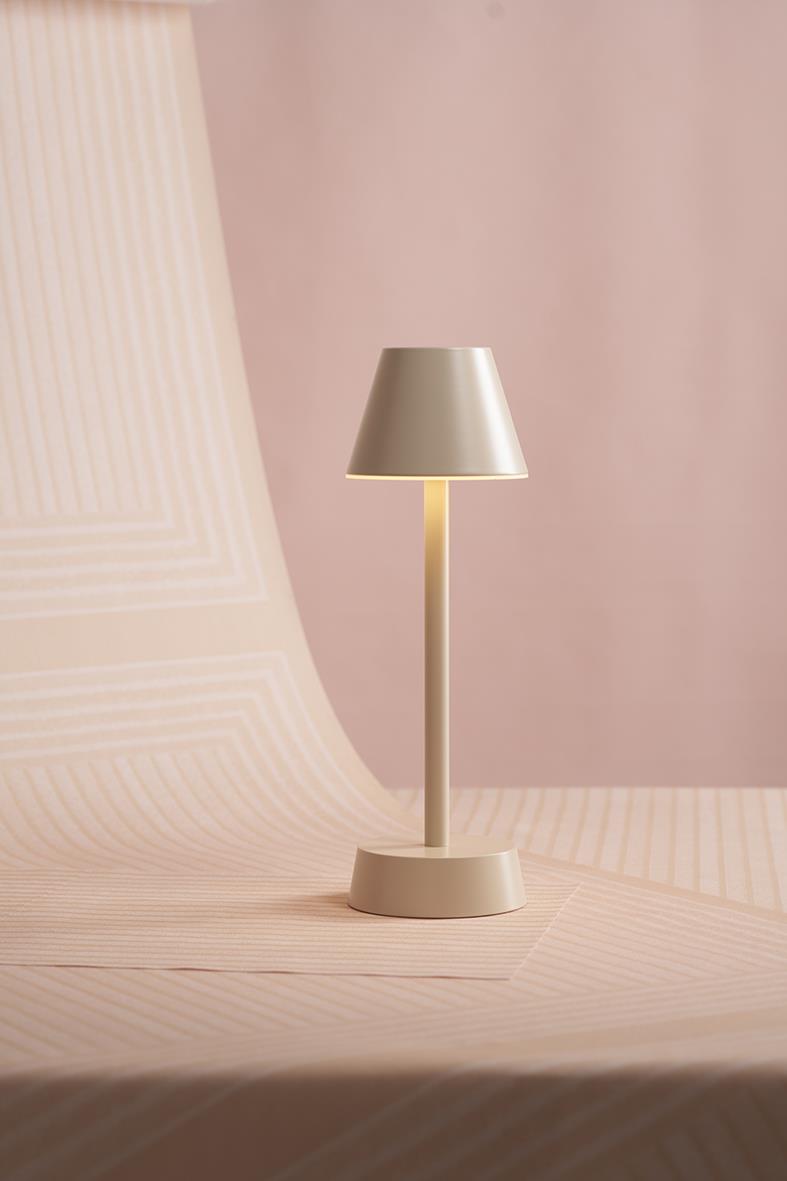 Bordslampa LED Duni Zelda i ljusrosa på bord med ljusrosa bakgrund