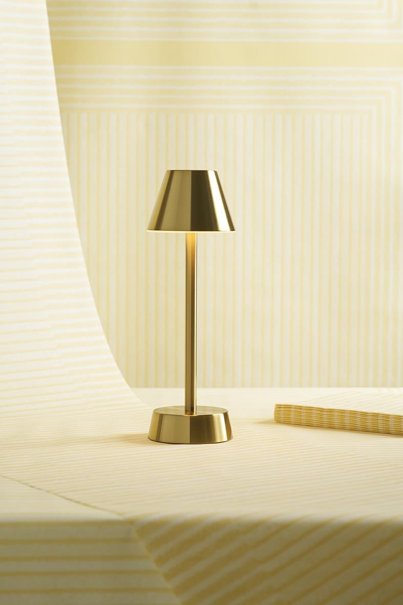 Bordslampa LED Duni Zelda i mässing på ett bord med gul bakgrund