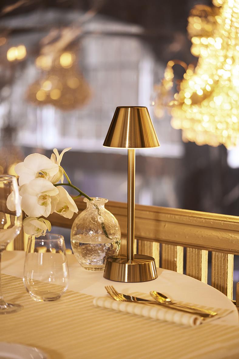 Bordslampa LED Duni Zelda i mässing på dukning med blommor och glas