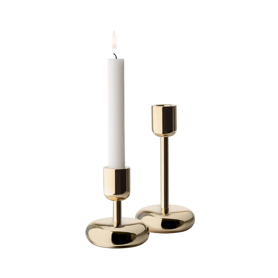 Ljusstake Iittala Nappula i mässing med ett brinnande ljus