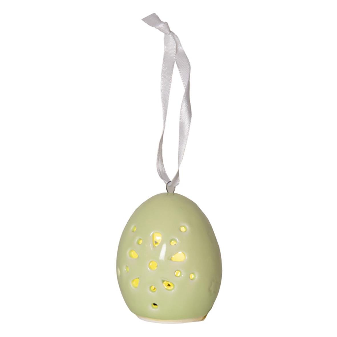Dekorationsfigur av en äggformad Esther med hål och ett vitt band för upphängning