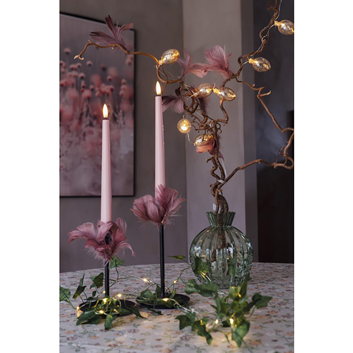 Antikljus Flamme Candy 2-pack rosa pastellfärg med ljus och dekorationer på bord