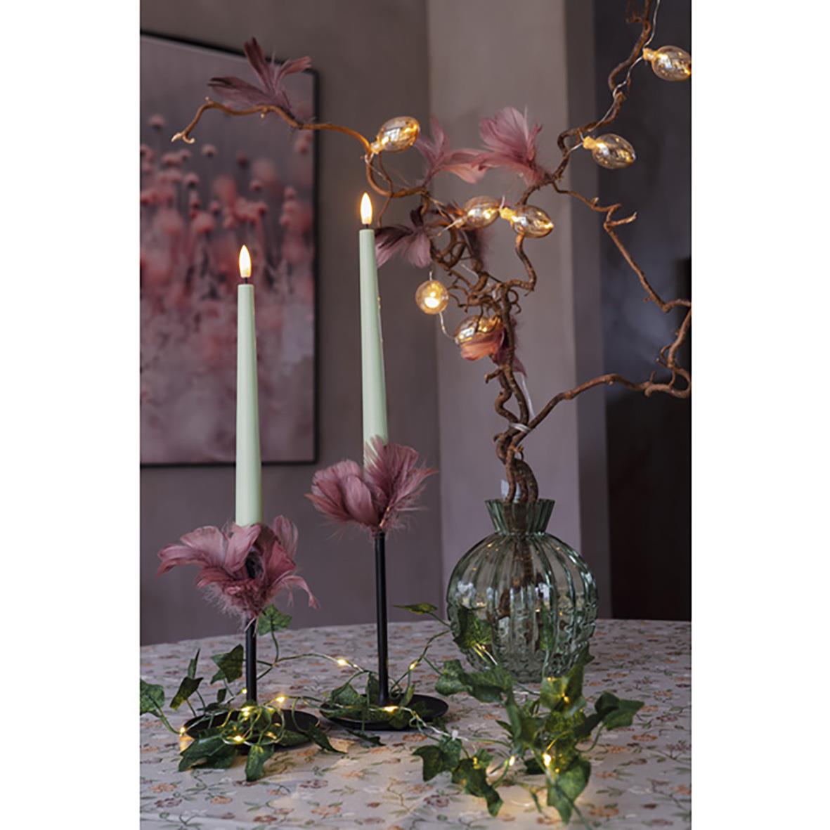 Antikljus Flamme Candy 2-pack i gröna pastellfärger med blommor och ljusslinga på ett bord