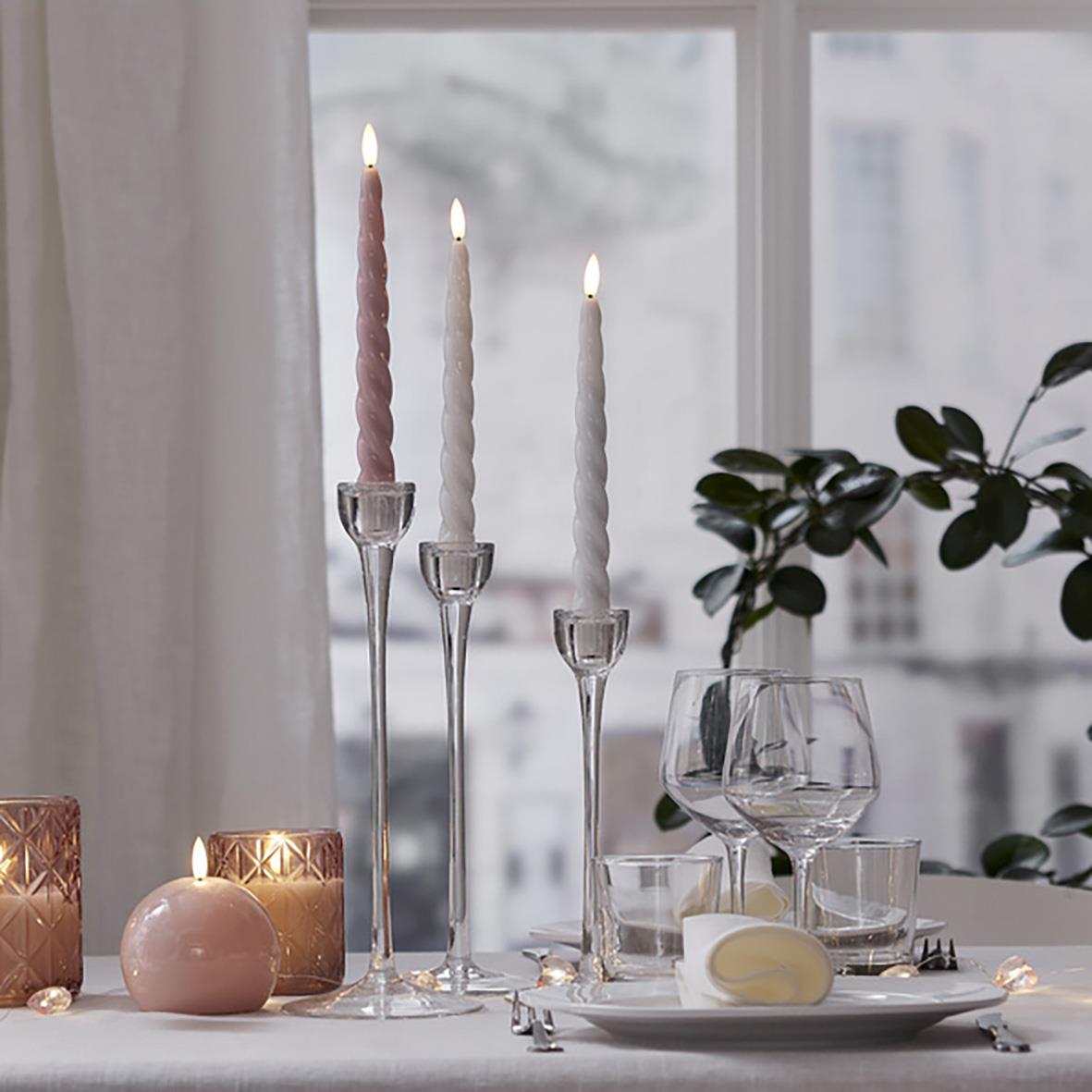 Antikljus Star Trading LED Flamme Shine Vit på ett bord med ljuslyktor och glas framför ett fönster