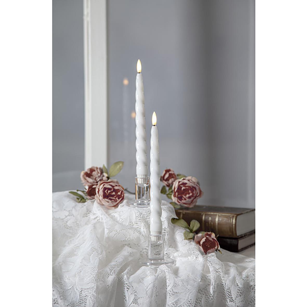 Antikljus Star Trading LED Flamme Shine Vit på ett bord med blommor och böcker