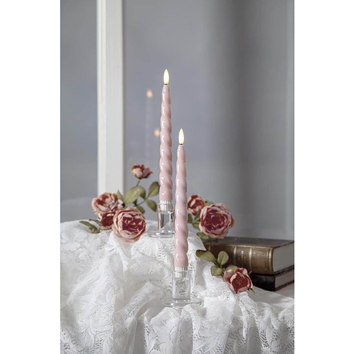 Antikljus Star Trading LED Flamme Shine Rosa med rosa ljus och blommor på vit spetsduk