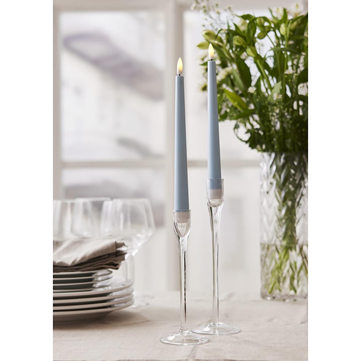 Antikljus Star Trading LED Flamme Candy Ljusblå på ett bord med glas och växt i bakgrunden