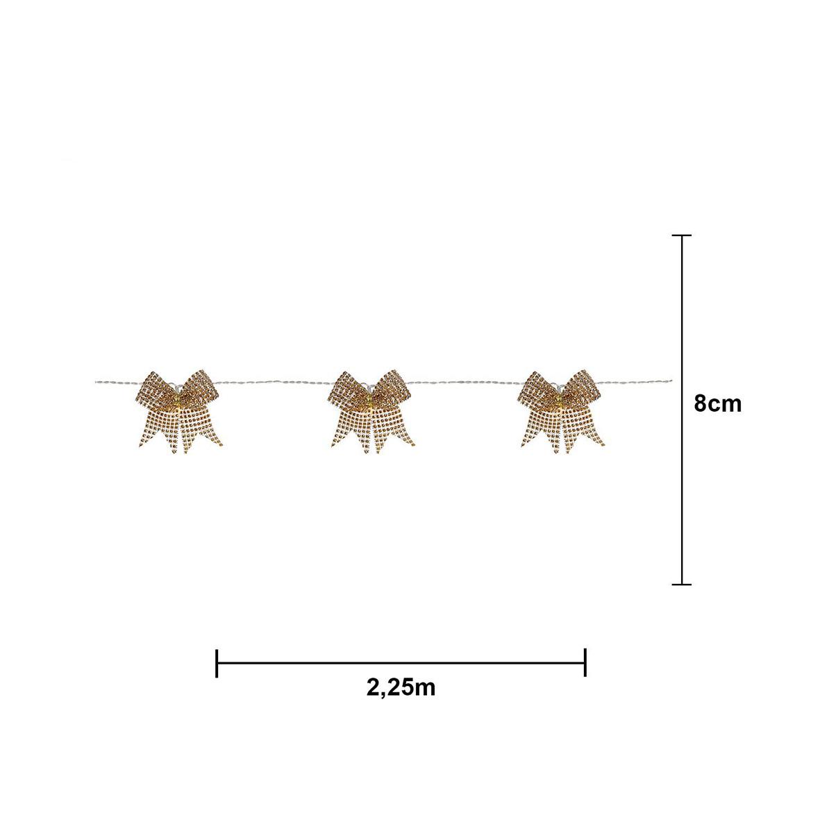 Tre små rosetter hängande på en tunn tråd, avstånd mellan rosetterna, totalt 2,25 meter, varje rosett är 8 cm hög