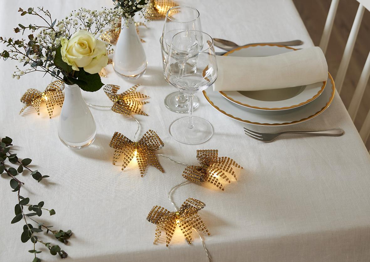 Dekorerad bordduk med ljusslinga Star Trading Bowie Guld, blommor, glas, tallrikar och bestick