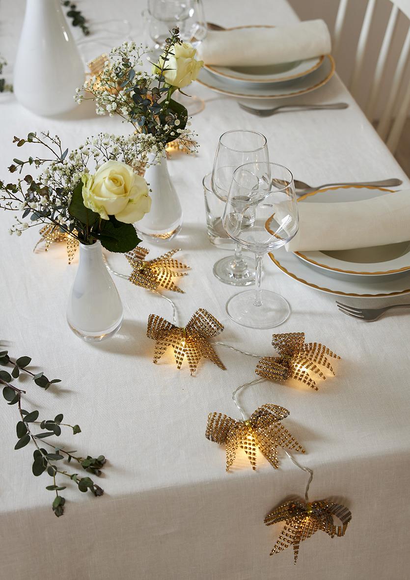 Vackert dukat bord med vita blommor och ljusslinga Star Trading Bowie Guld, glas, tallrikar och bestick