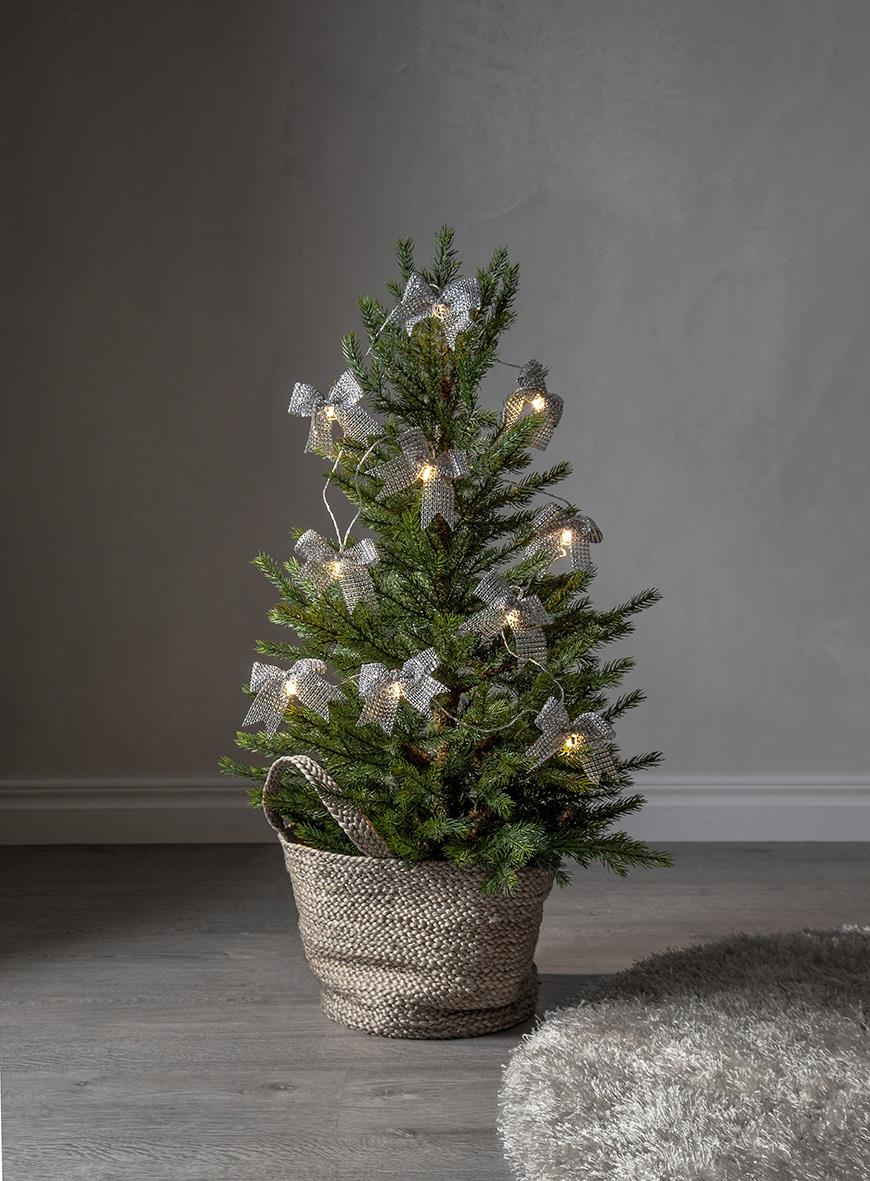 Liten julgran i grå kruka med ljusslinga Star Trading Bowie Silver och silverfärgade band
