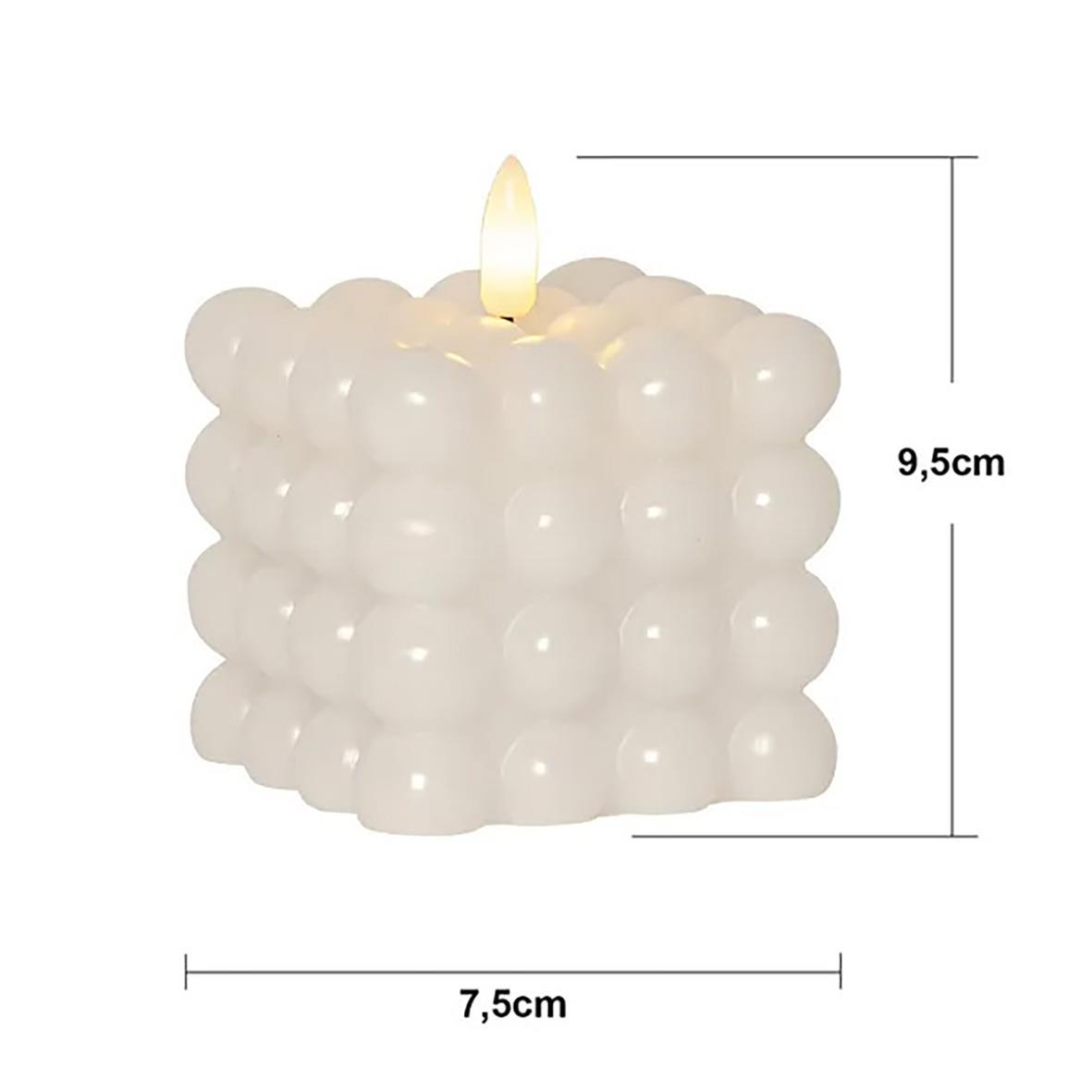 Vit blockljus med LED-flamma och stjärnformad topp, 9,5 cm hög och 7,5 cm bred