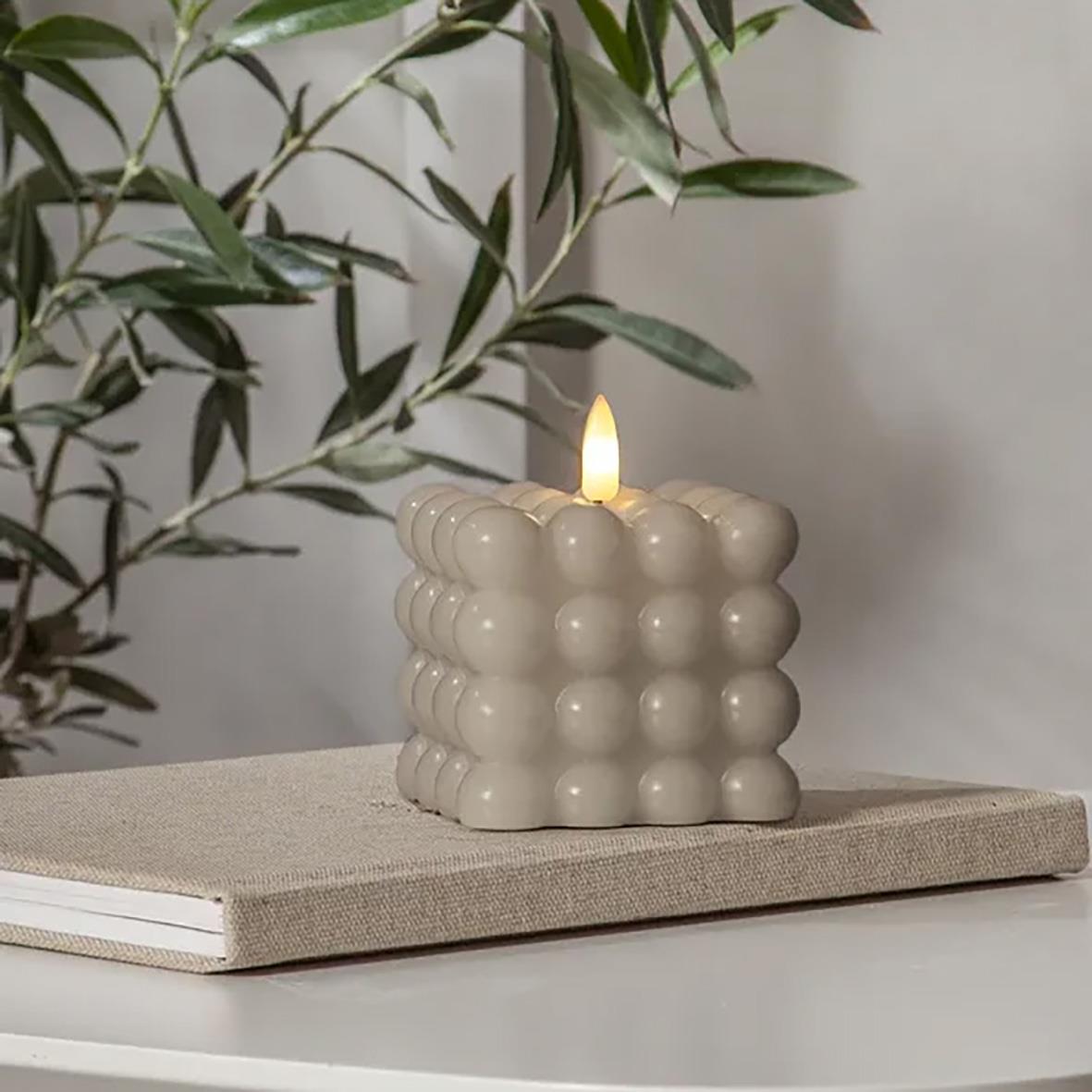 Blockljus i form av en kub med bubblor, LED-flamma, beige färg, 9,5 cm högt