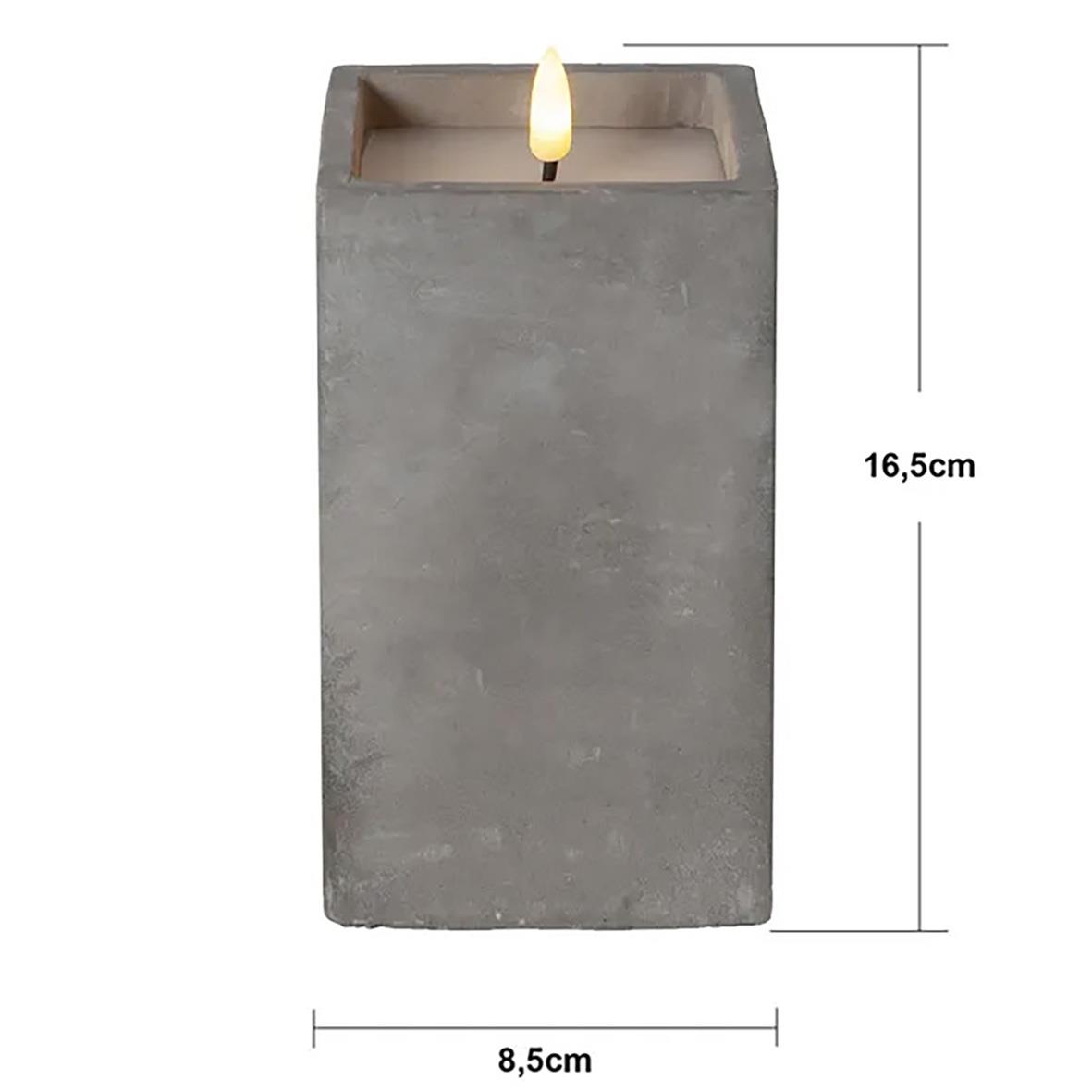 Grå blockljus med LED-flamma och måtten 16,5 cm hög och 8,5 cm bred