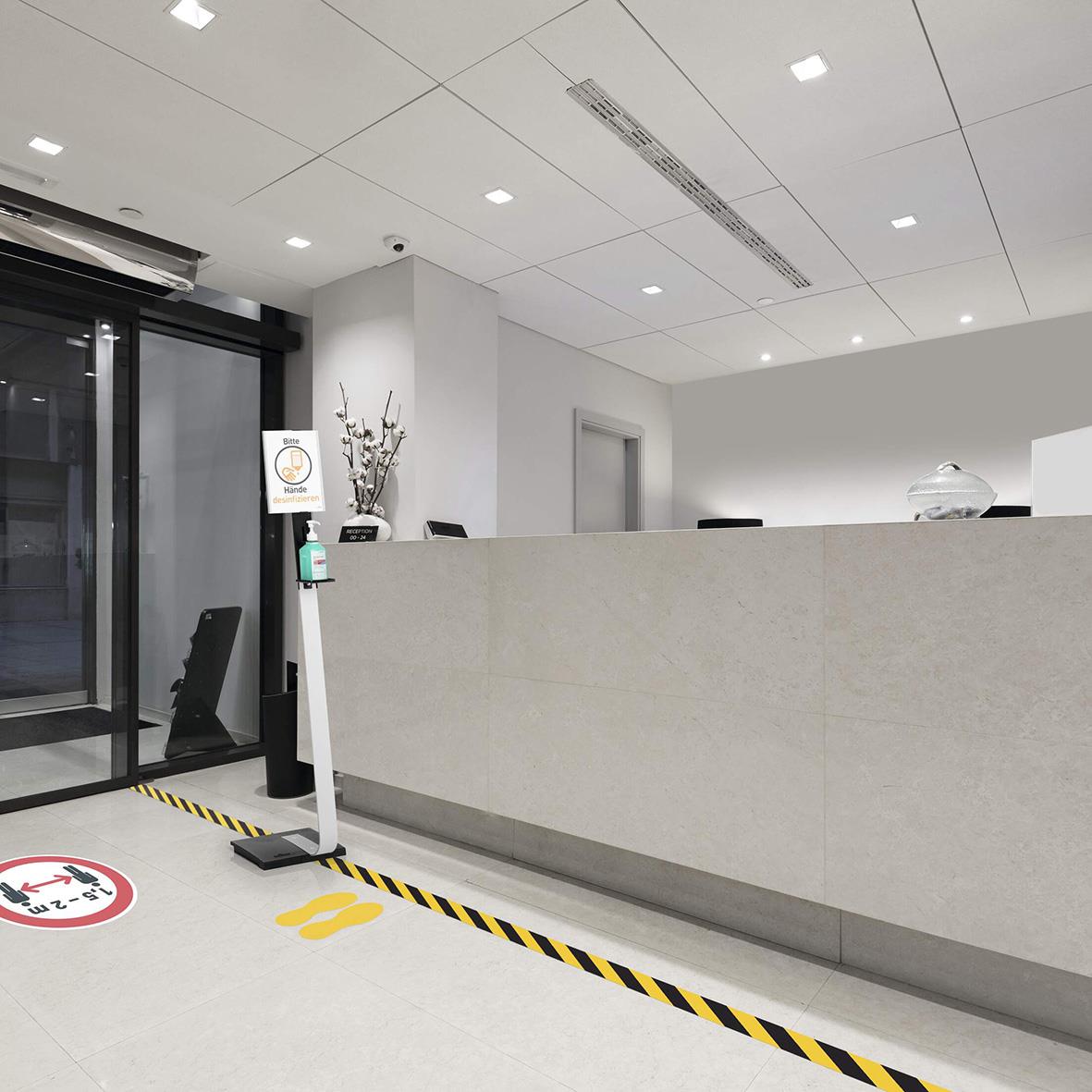 Varningstejp gul/svart 50mm x 15m på golvet framför receptionen