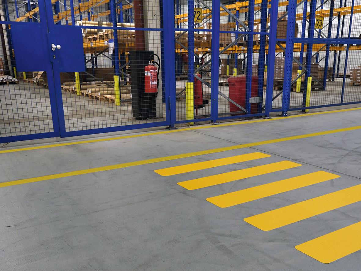 Golvmarkering för övergångsställe med extra gul streck, 200 cm lång, i industriell miljö