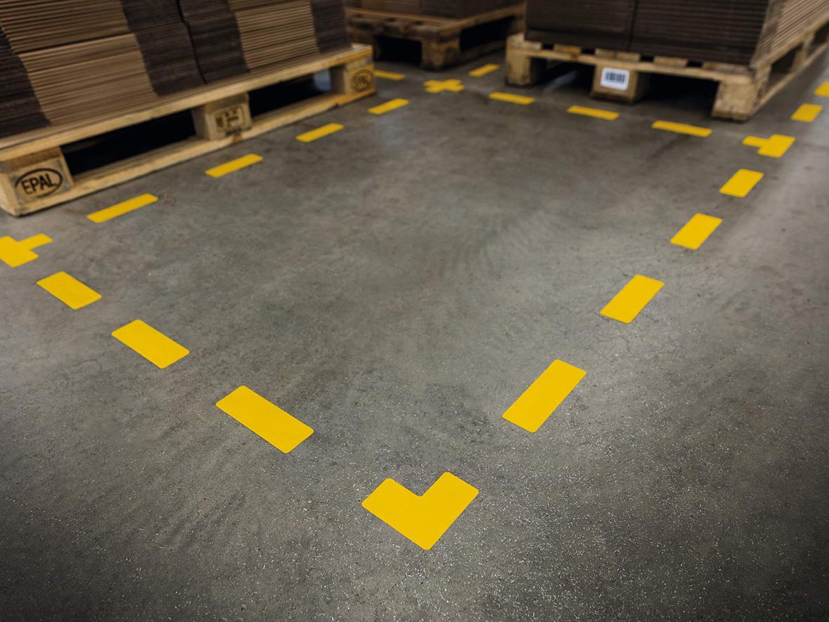 Golvmarkering i gul färg i L-form för att markera parkeringsutrymmen