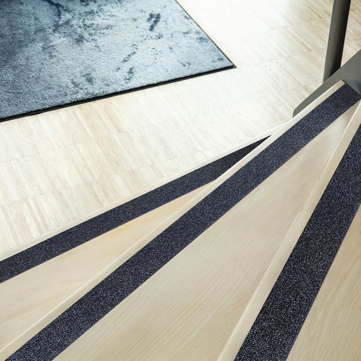 Svart halkskyddstejp Duraline Grip på golv och trösklar för säkrare steg