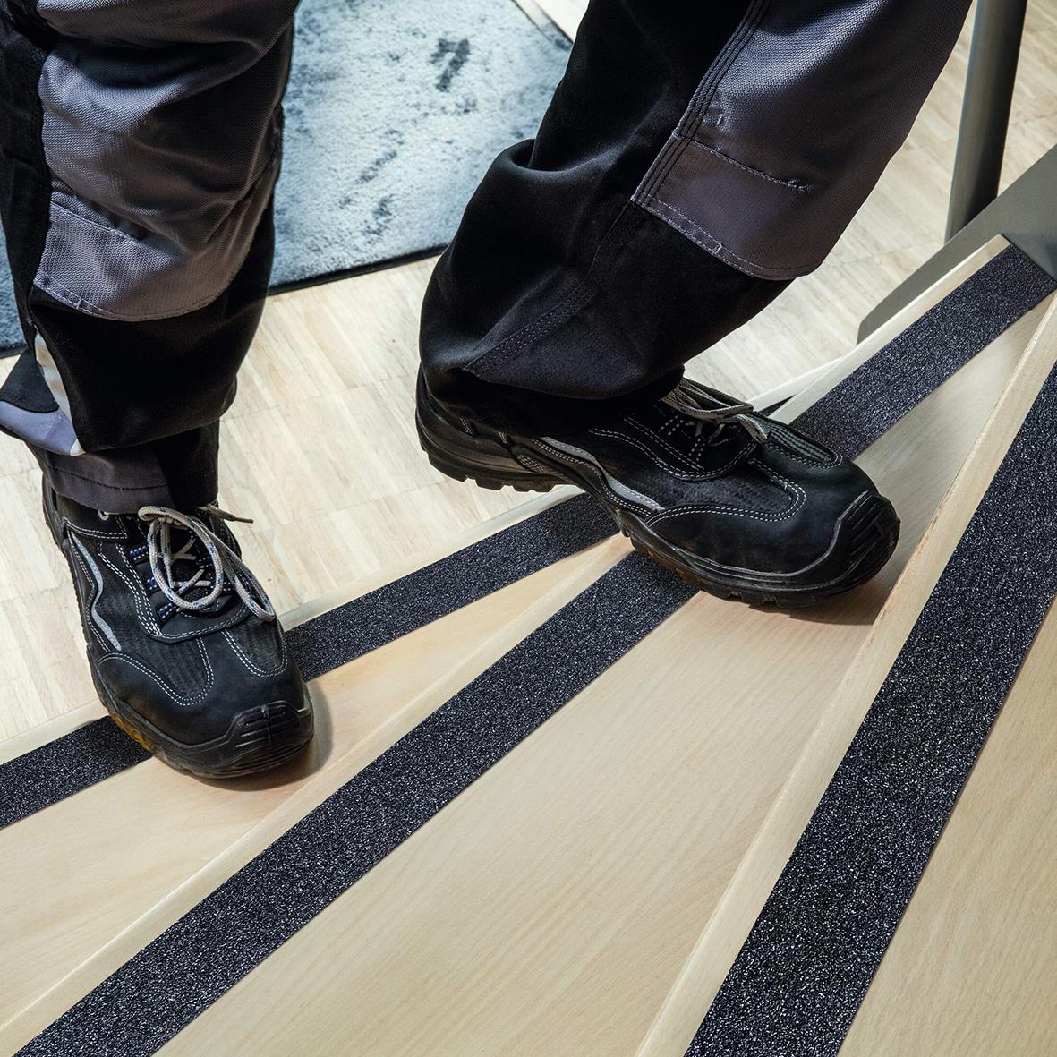 Person står på halkskyddstejp på golv, visar hur tejpen ger extra grepp och säkerhet.