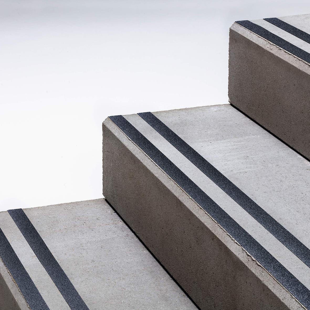 Halkskyddstejp på trappsteg i svart med vita och svarta linjer för ökad säkerhet