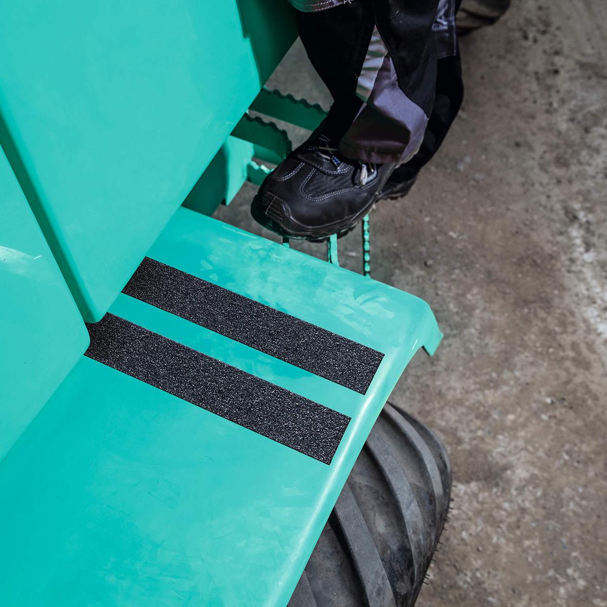 Svart halkskyddstejp på grön stol med person som står på den, 25mm bred