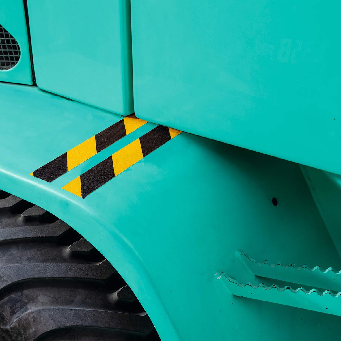 Halkskyddstejp i gul och svart på maskin, 25mm bred