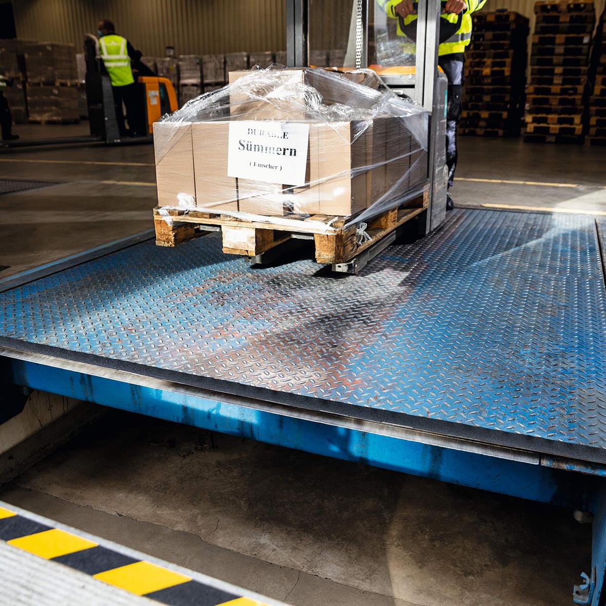 Pall med kartonger på lastbilssläp med halkskyddstejp Durable Duraline Grip+ Svart +50mm