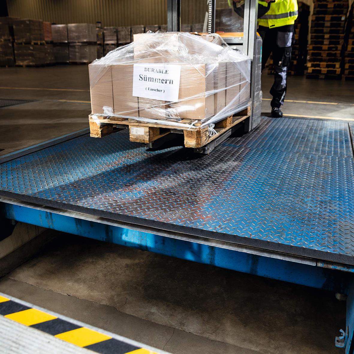 Pall med varor på lastbrygga med halkskyddstejp Durable Duraline Grip+ Svart 50mm