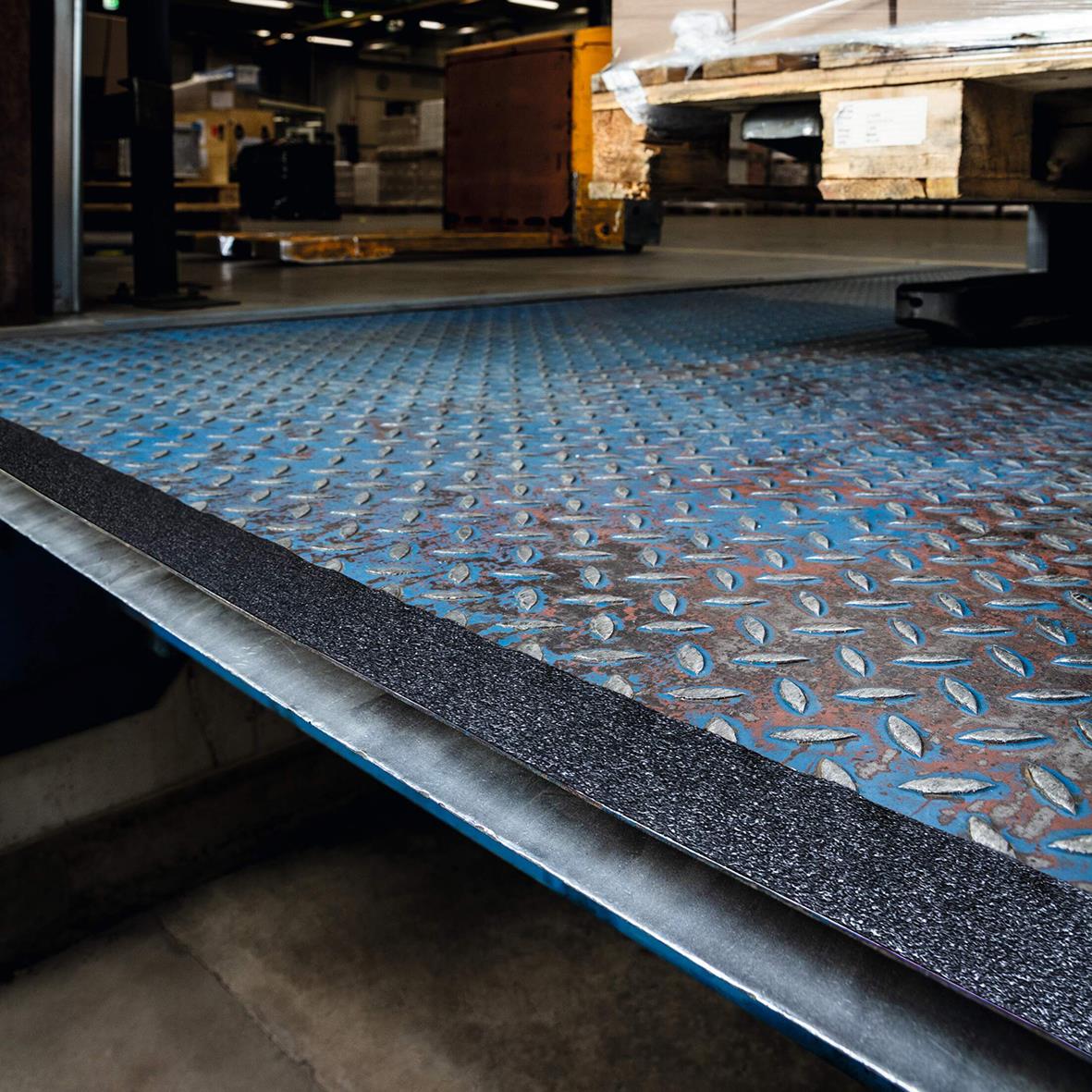 Svart halkskyddstejp Durable Duraline Grip+ på metallgolv i industriell miljö