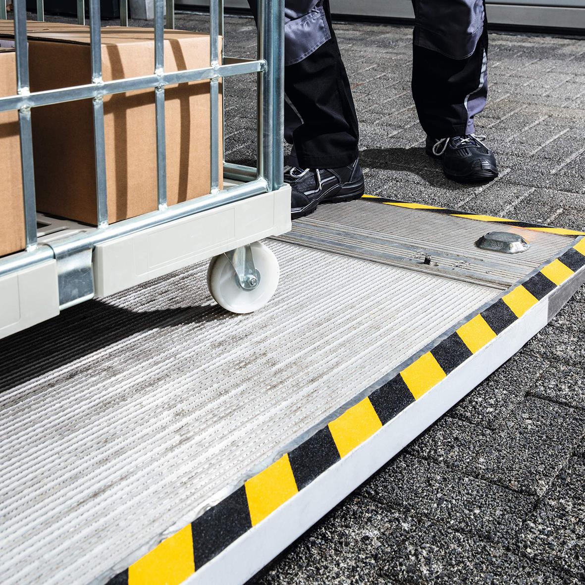 Halkskyddstejp på ramp med gul/svart färg för att markera kanten och förhindra halka