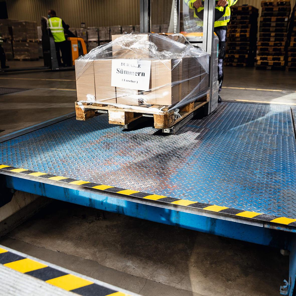 Halkskyddstejp Durable Duraline Grip+ i gult och svart på en lastpall på en transportvagn