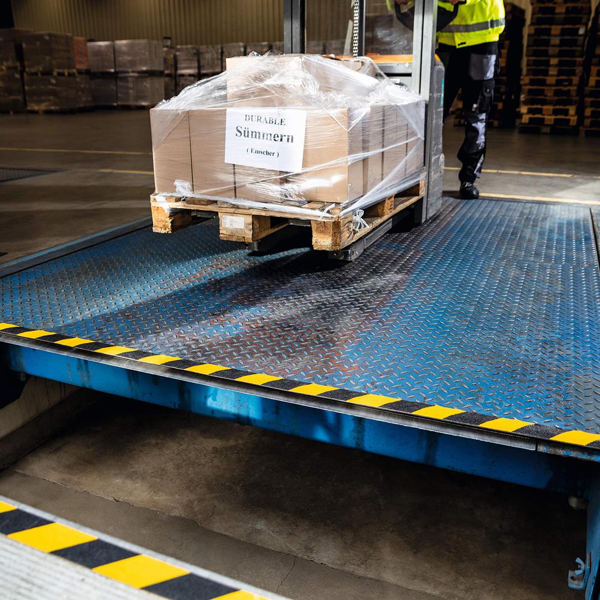 Halkskyddstejp Durable Duraline Grip+ i gul/svart på lastpall i lager