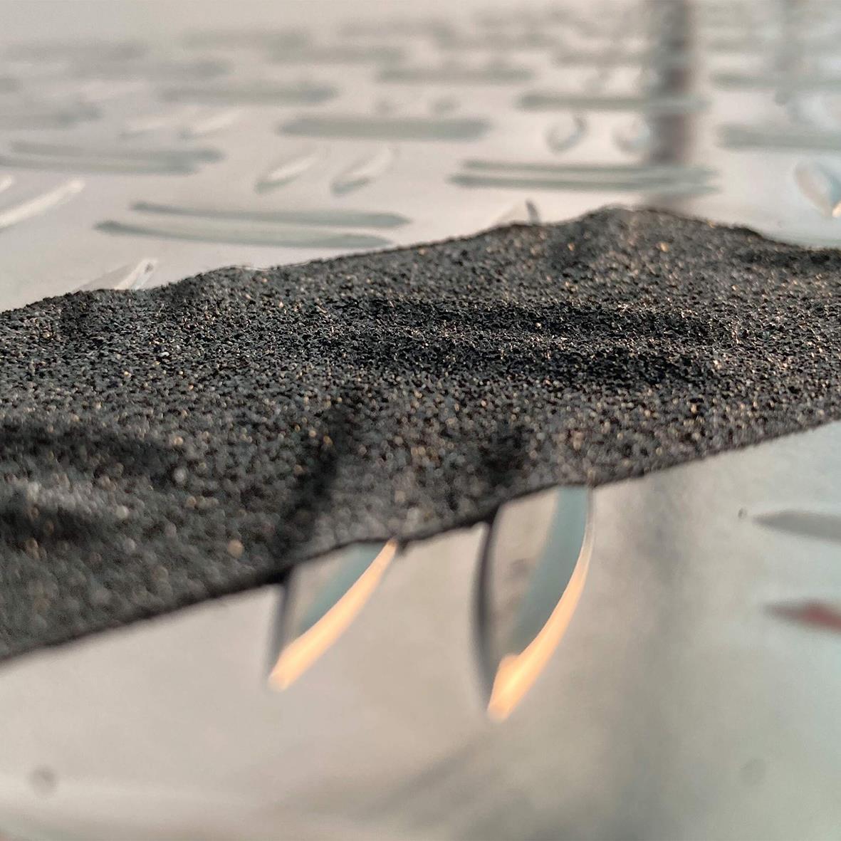 Svart halkskyddstejp Duraline Grip+ Formfit på en yta