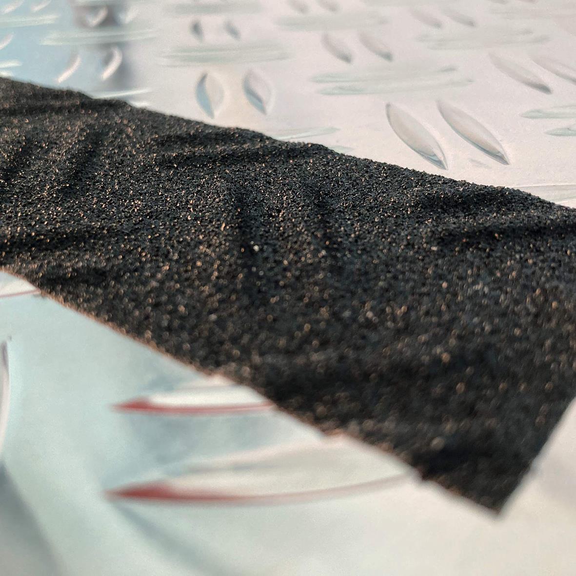 Svart halkskyddstejp Duraline Grip+ Formfit på metallgolv