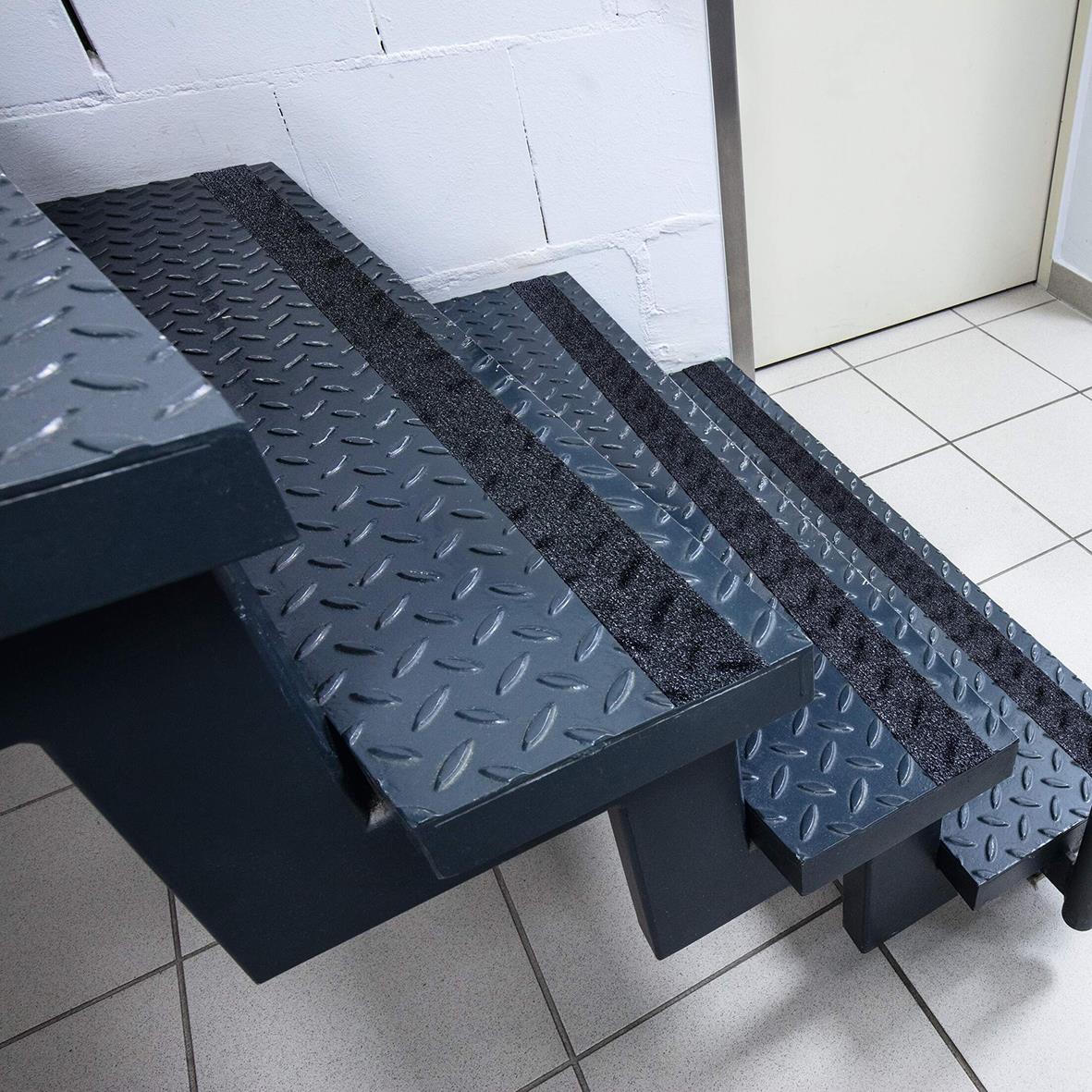 Svarta halkskyddstejper av duraline grip+ formfit på trappsteg i industriell miljö