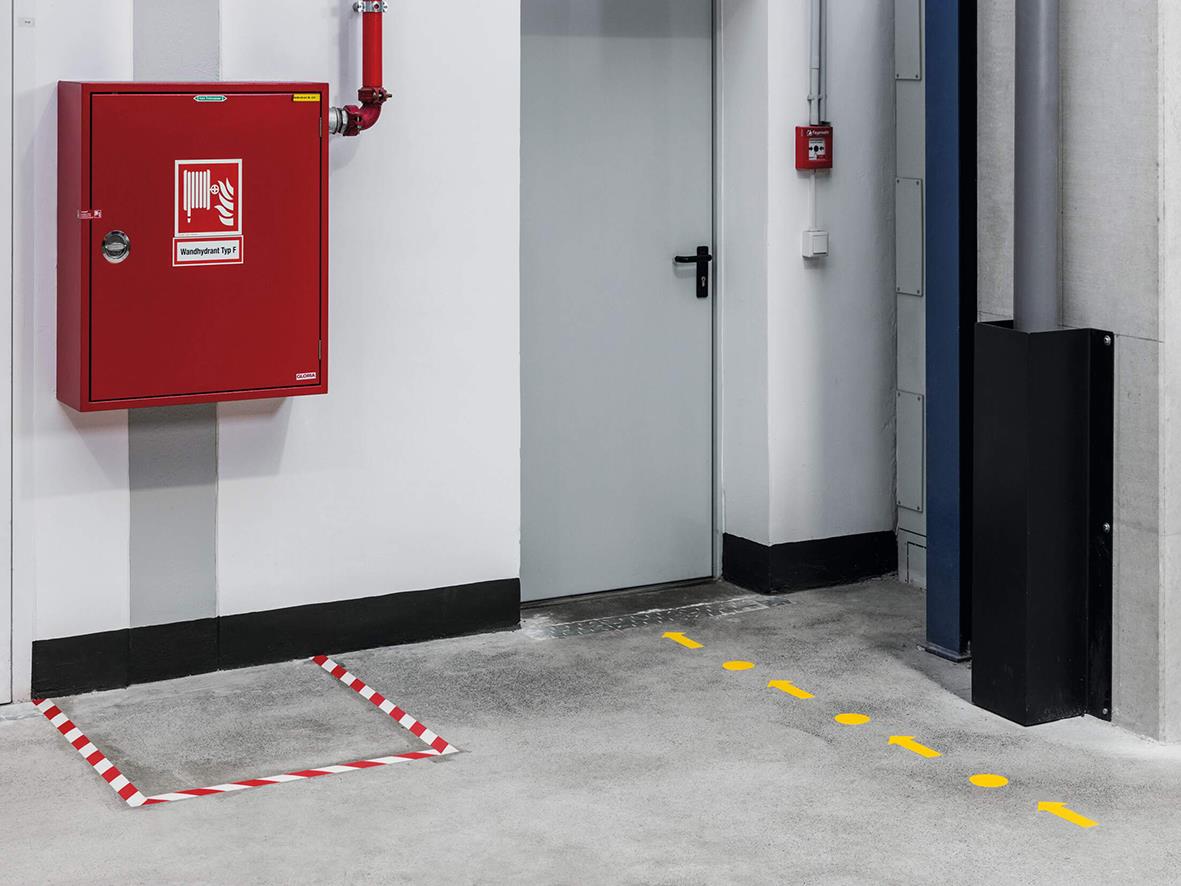 Golvmarkering med gula prickar och röd och vit prickad kant för säkerhetsavgränsning