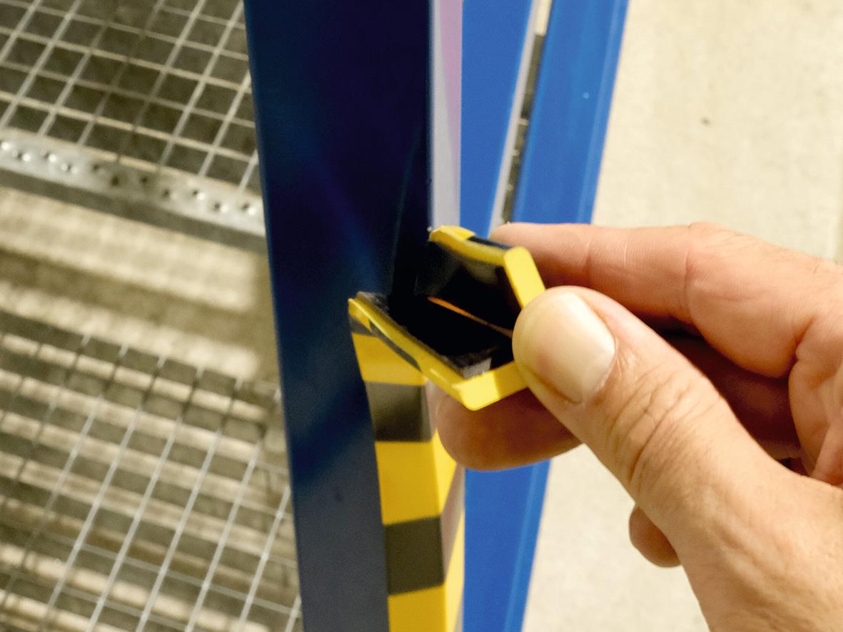 Hörnskydd magnetiskt C20 gul/svart som fästs på metallramar
