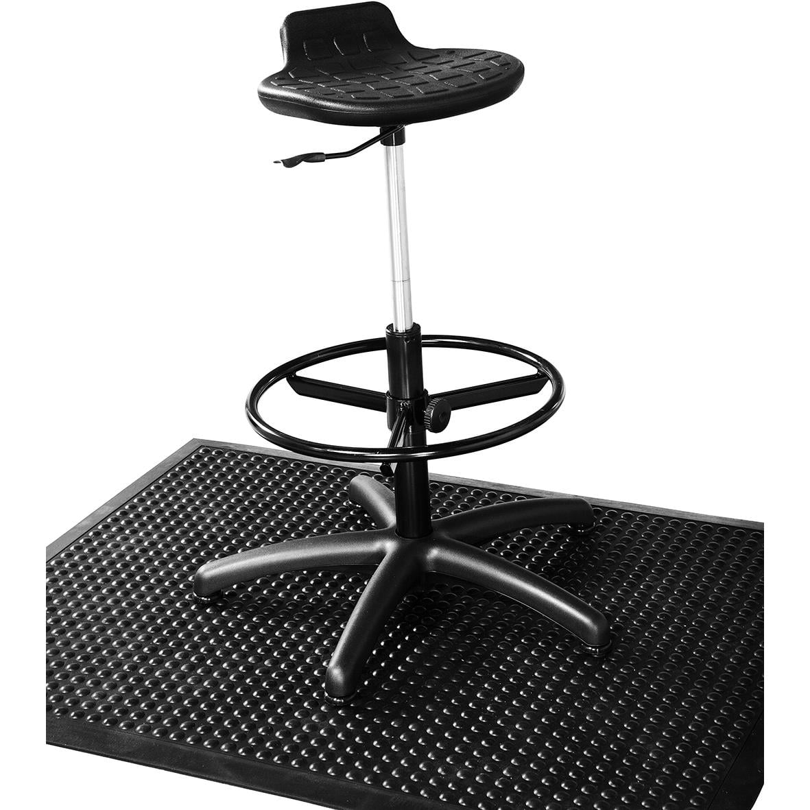 Svart industristol med justerbar höjd och fotring, placerad på en gummimatta