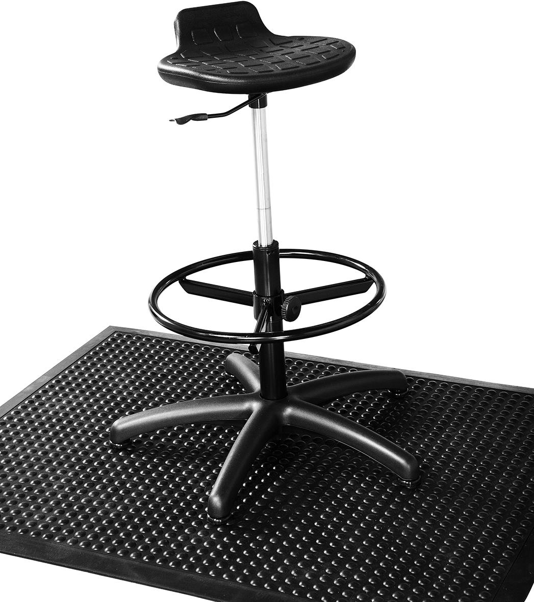 Svart industristol med justerbar höjd och fotring, placerad på en gummimatta