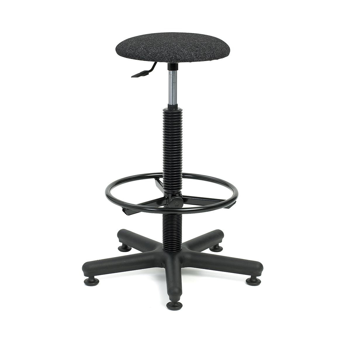 Svart industristol med hög textil sits, justerbar höjd och hjul