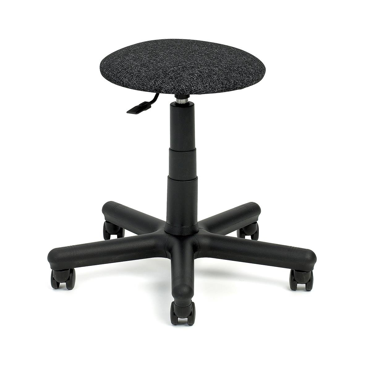 Svart industristol med låg textilskiva och hjul