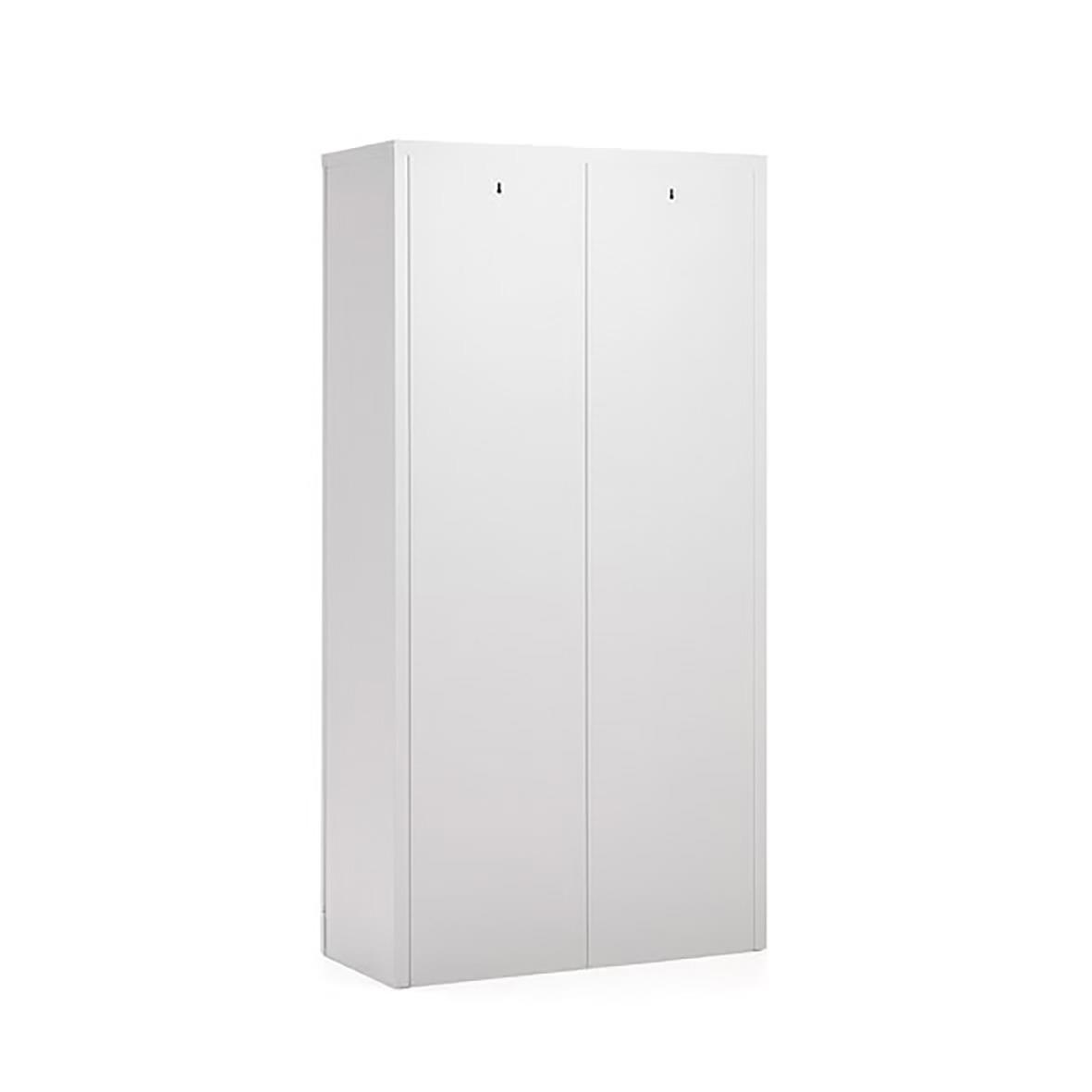 Vitt skåp med tre dörrar och enkel design